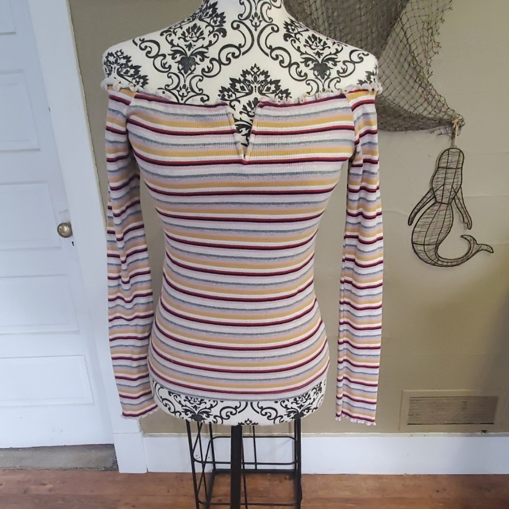 V-neck Off the Shoulder Top